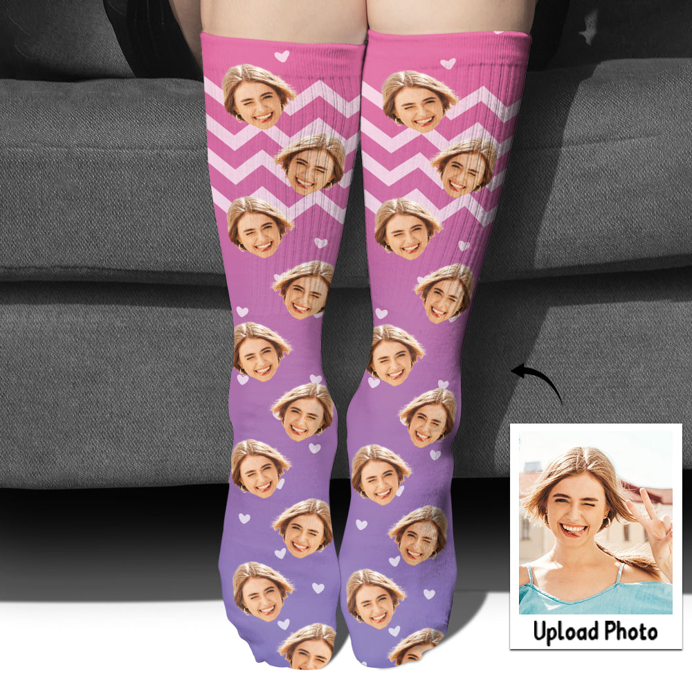 Individuelles lila Gesichtsmuster – personalisierte Geschwistersocken