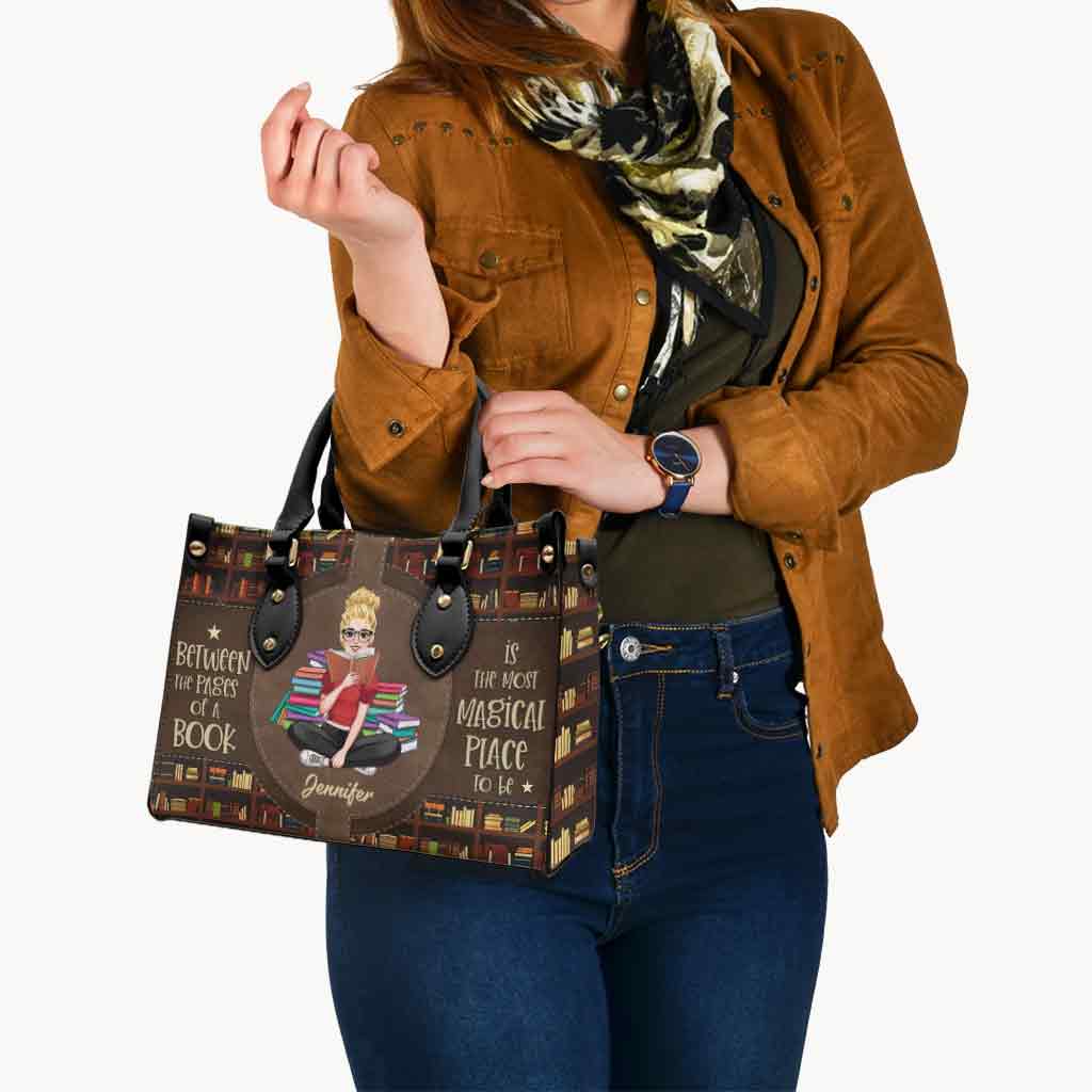 Tout ce dont vous avez besoin, c'est d'un bon livre - Sac à main en cuir personnalisé avec un livre