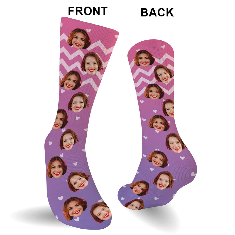 Individuelles lila Gesichtsmuster – personalisierte Socken für beste Freundinnen