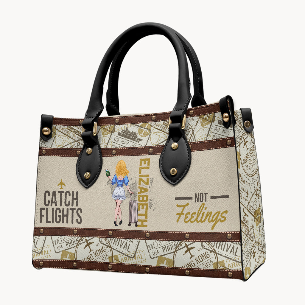 Flüge buchen, nicht Gefühle – Personalisierte Reisehandtasche und Gepäckhülle aus Leder