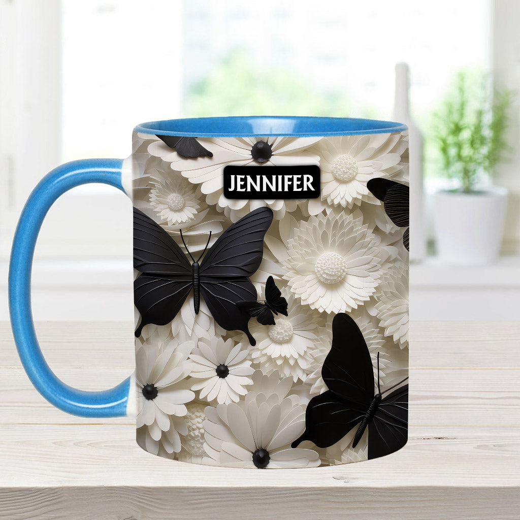 Elegante schwarz-weiße Schmetterlinge und Blumen – personalisierte Tasse mit Schmetterlingsmotiv