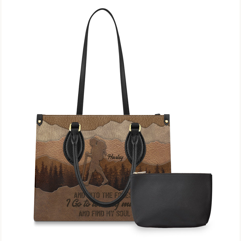 Und hinein in den Wald gehe ich - Personalisierte Wanderhandtasche aus Leder