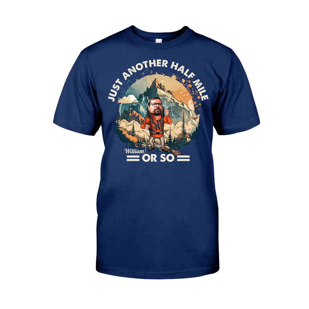 Nur noch etwa eine halbe Meile – personalisiertes Wander-T-Shirt und Hoodie