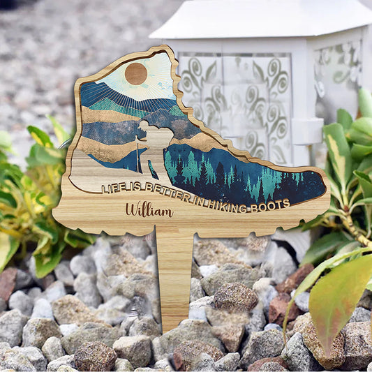 La vie est plus belle en chaussures de randonnée - Plaque de piquet personnalisée en acrylique