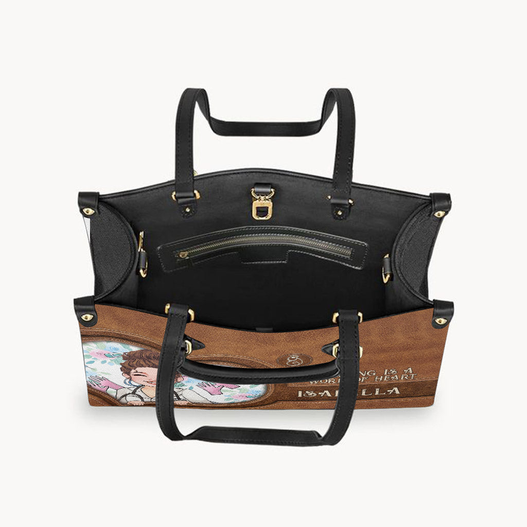Le métier d'infirmière est un travail de cœur - Sac à main en cuir personnalisé pour infirmière