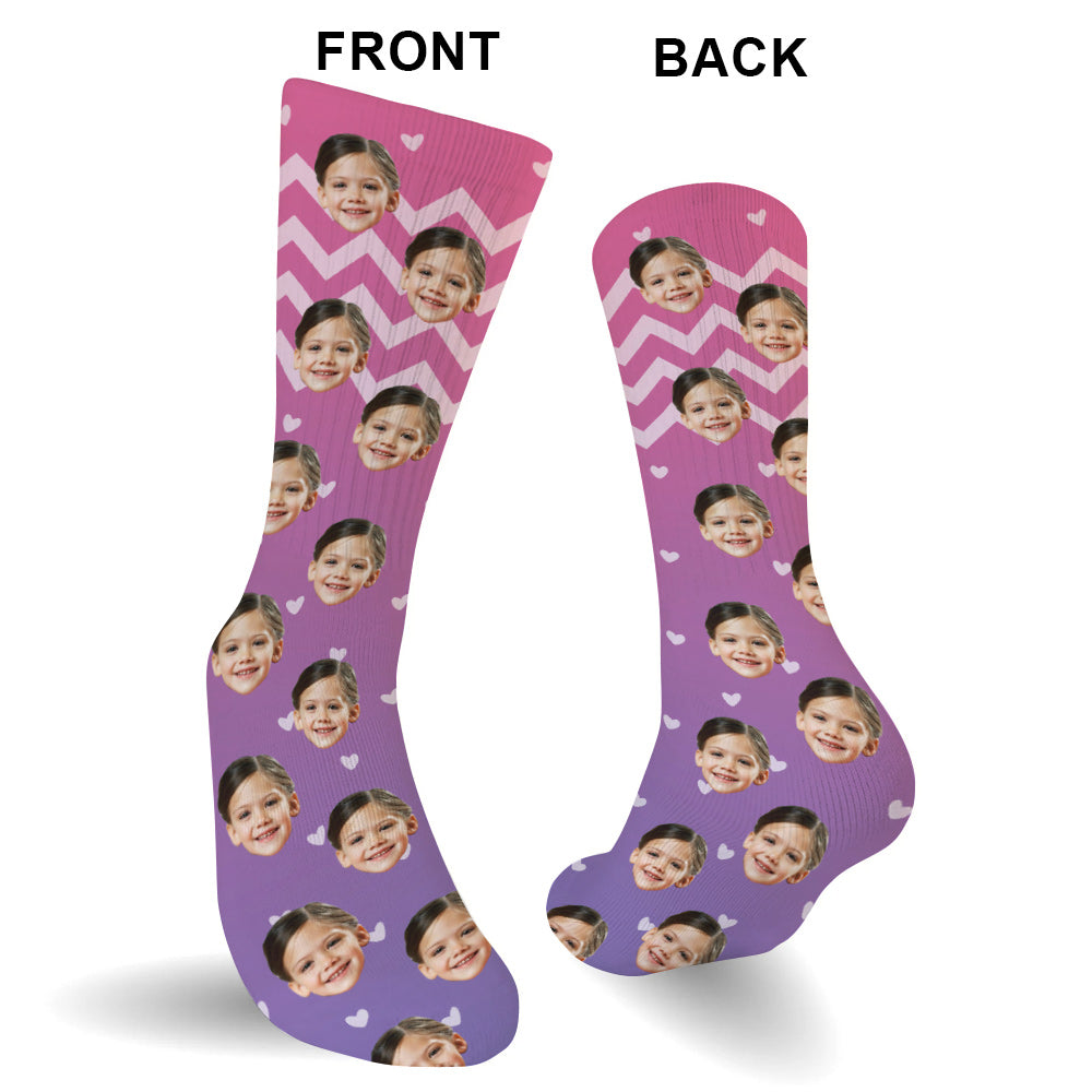 Individuell gestaltete Socken mit lila Gesichtsmuster – personalisierte Socken für die Enkelin