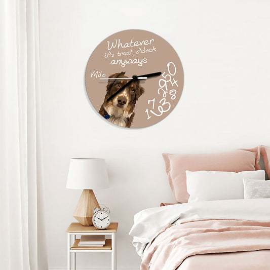 Quoi qu'il en soit, c'est l'heure des friandises ! - Horloge murale personnalisée pour chien