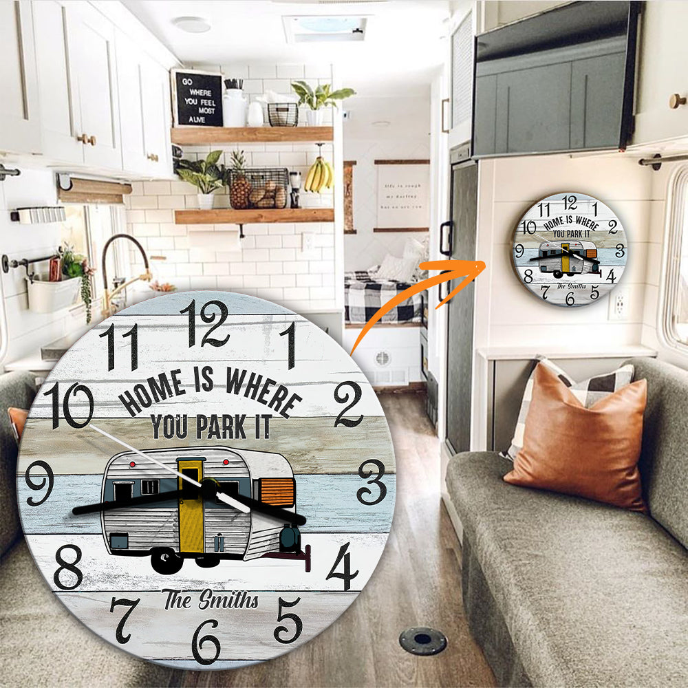 Zuhause ist, wo du parkst – Personalisierte Camping-Wanduhr