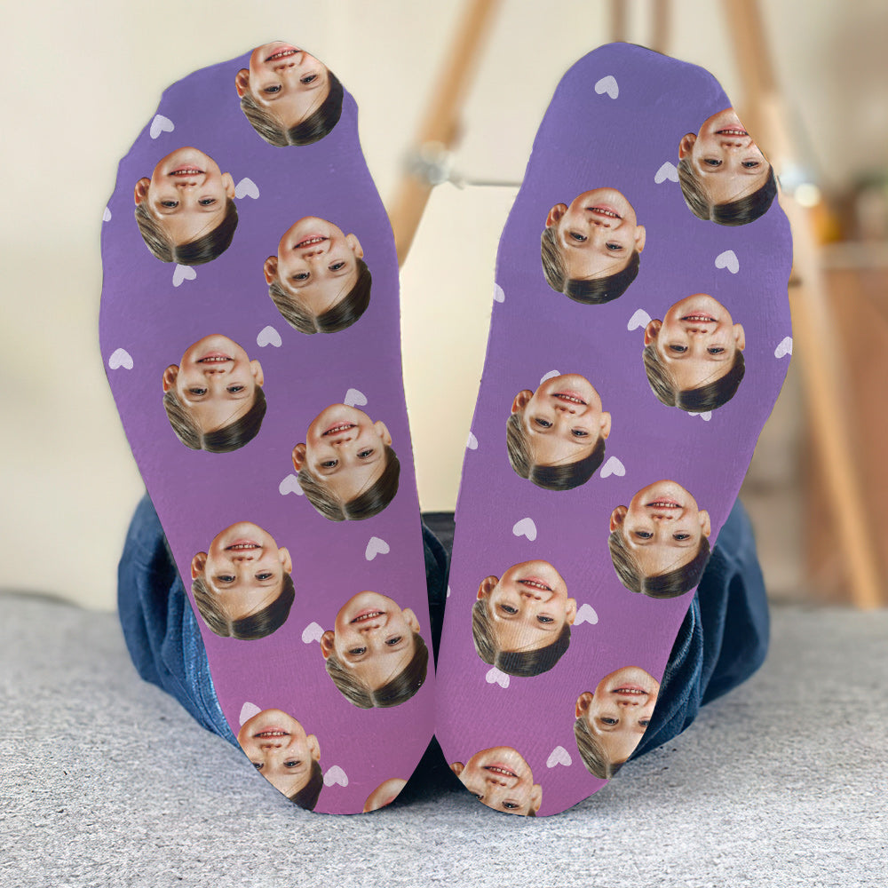 Individuell gestaltete Socken mit lila Gesichtsmuster – personalisierte Socken für die Enkelin