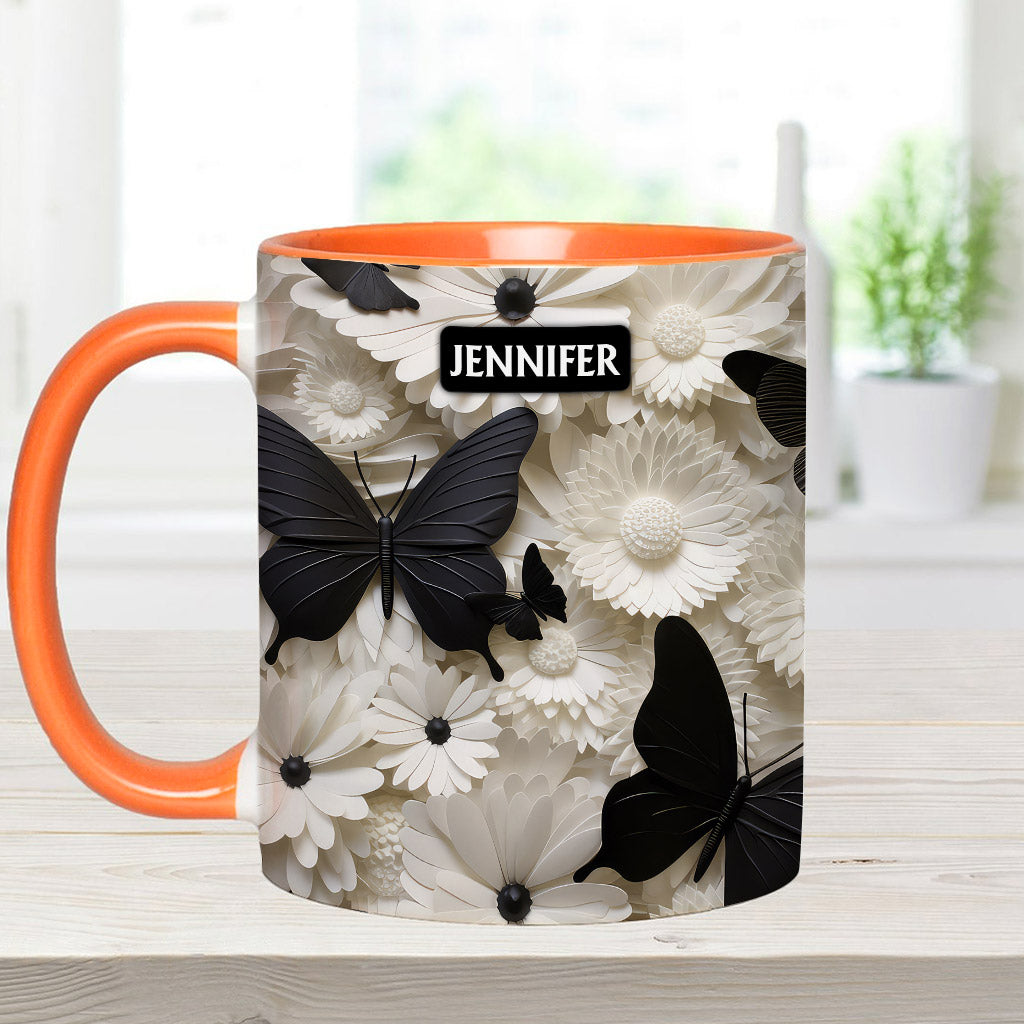 Elegante schwarz-weiße Schmetterlinge und Blumen – personalisierte Tasse mit Schmetterlingsmotiv