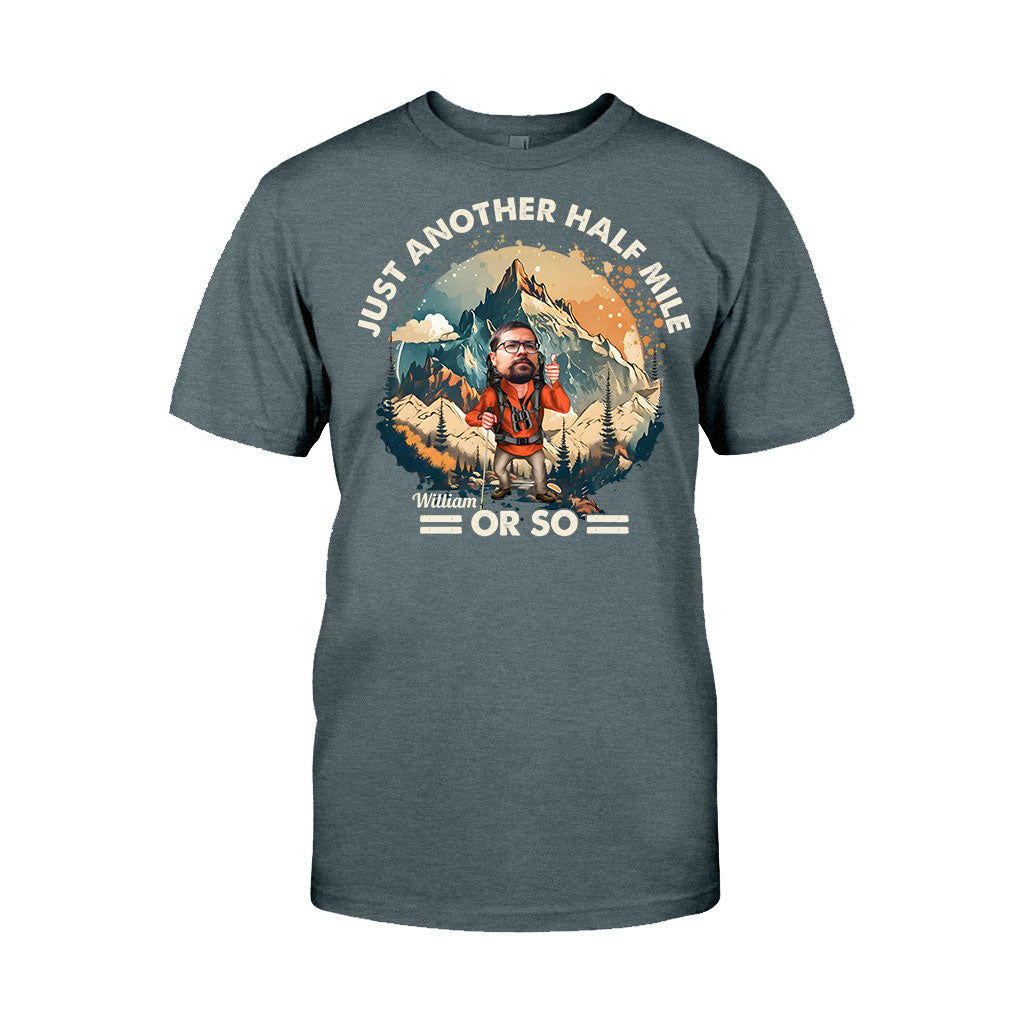 Nur noch etwa eine halbe Meile – personalisiertes Wander-T-Shirt und Hoodie