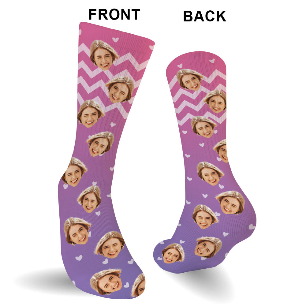 Individuelles lila Gesichtsmuster – personalisierte Geschwistersocken