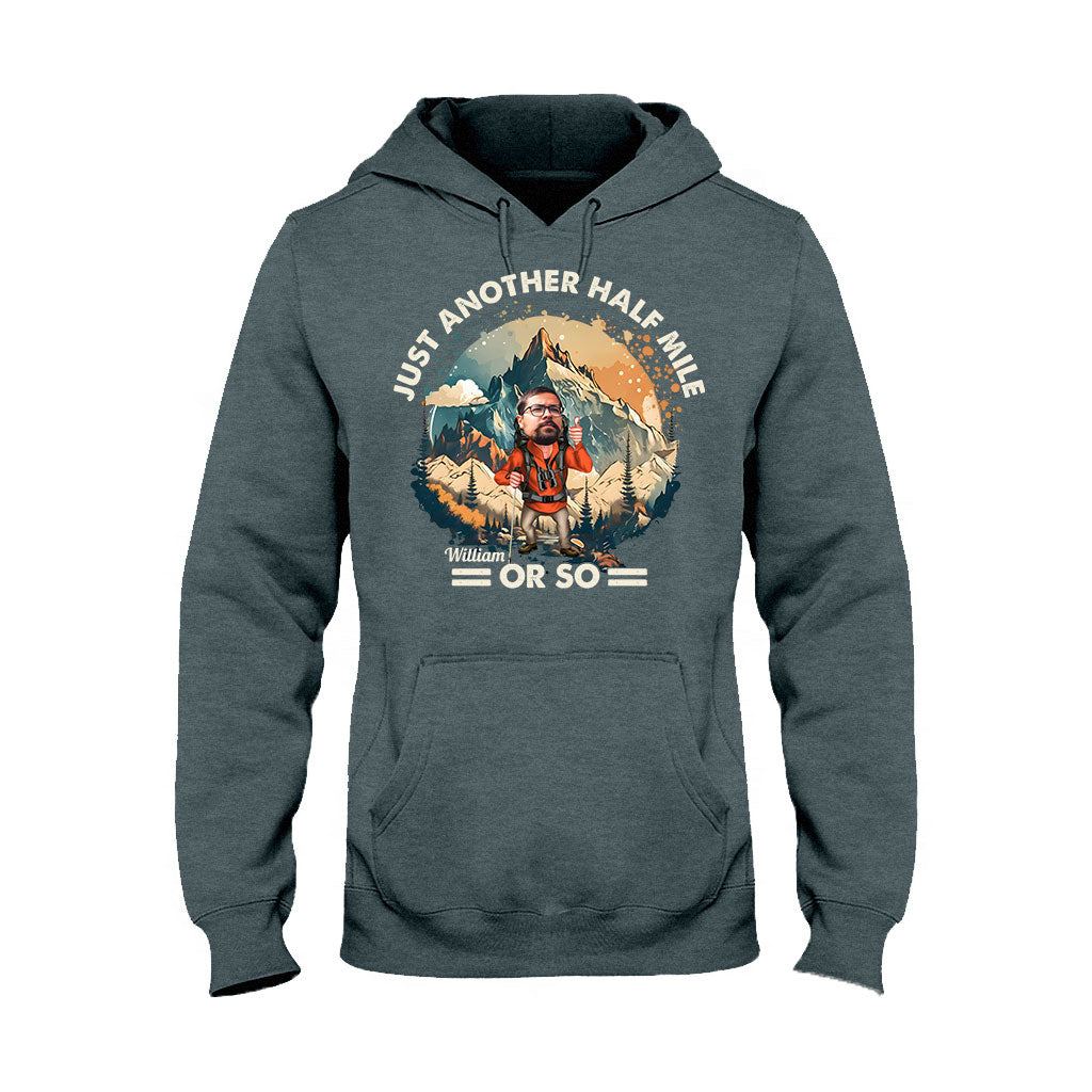 Nur noch etwa eine halbe Meile – personalisiertes Wander-T-Shirt und Hoodie
