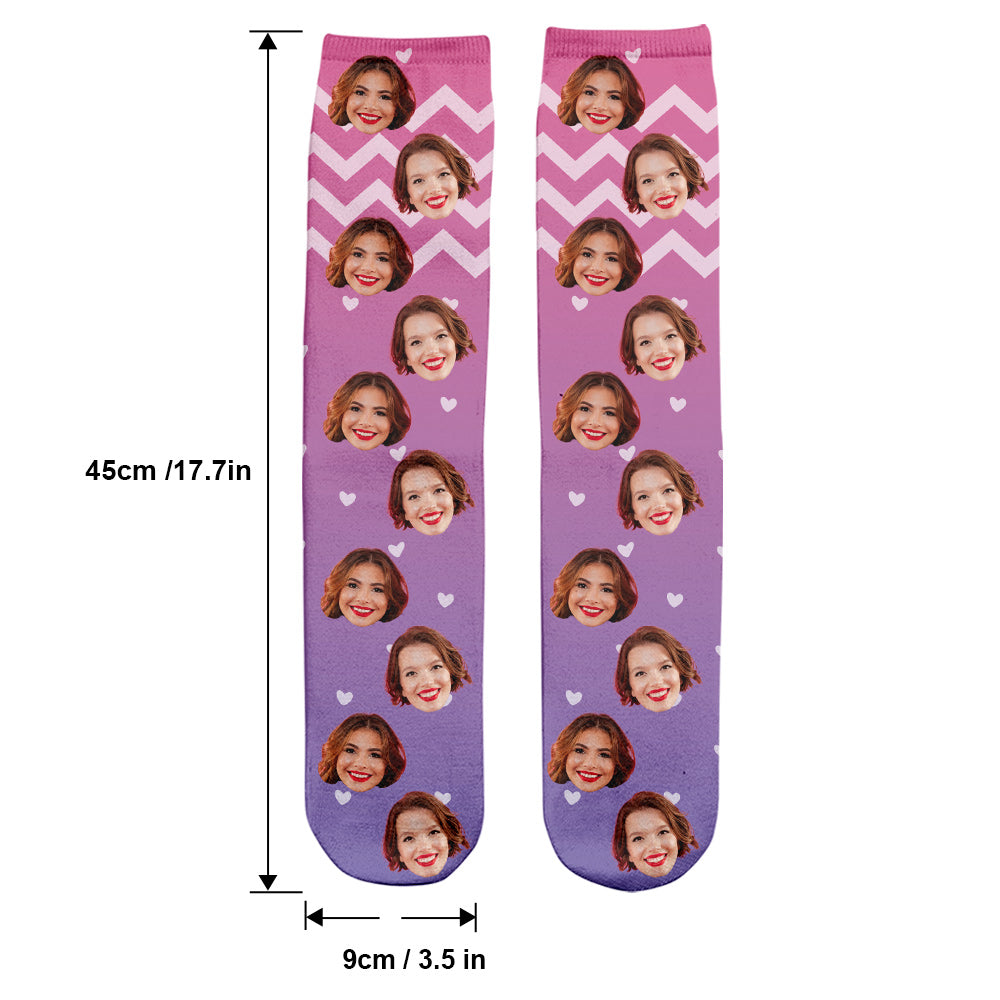 Individuelles lila Gesichtsmuster – personalisierte Socken für beste Freundinnen