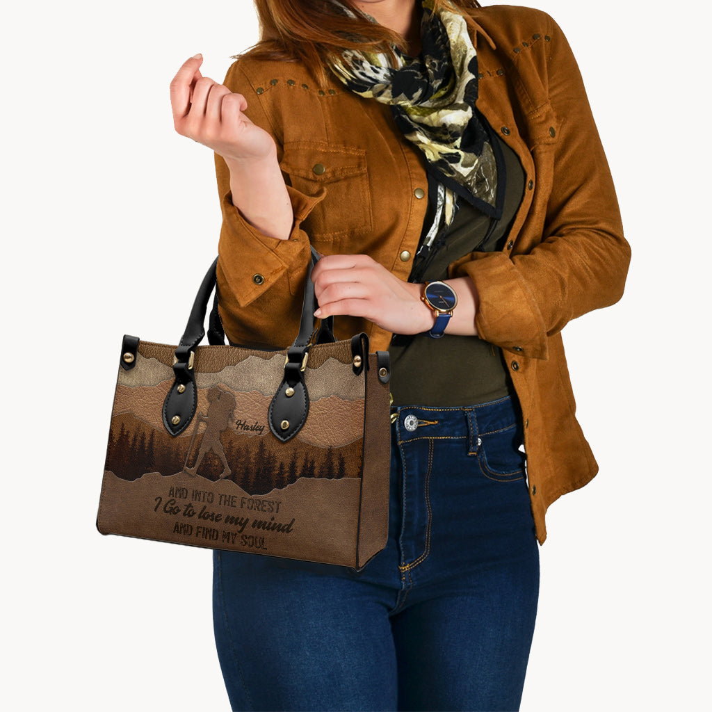 Und hinein in den Wald gehe ich - Personalisierte Wanderhandtasche aus Leder