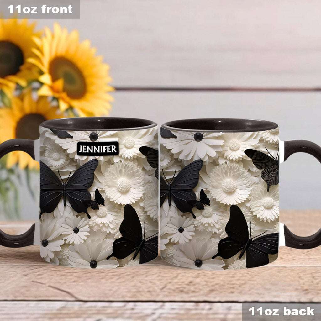 Elegante schwarz-weiße Schmetterlinge und Blumen – personalisierte Tasse mit Schmetterlingsmotiv