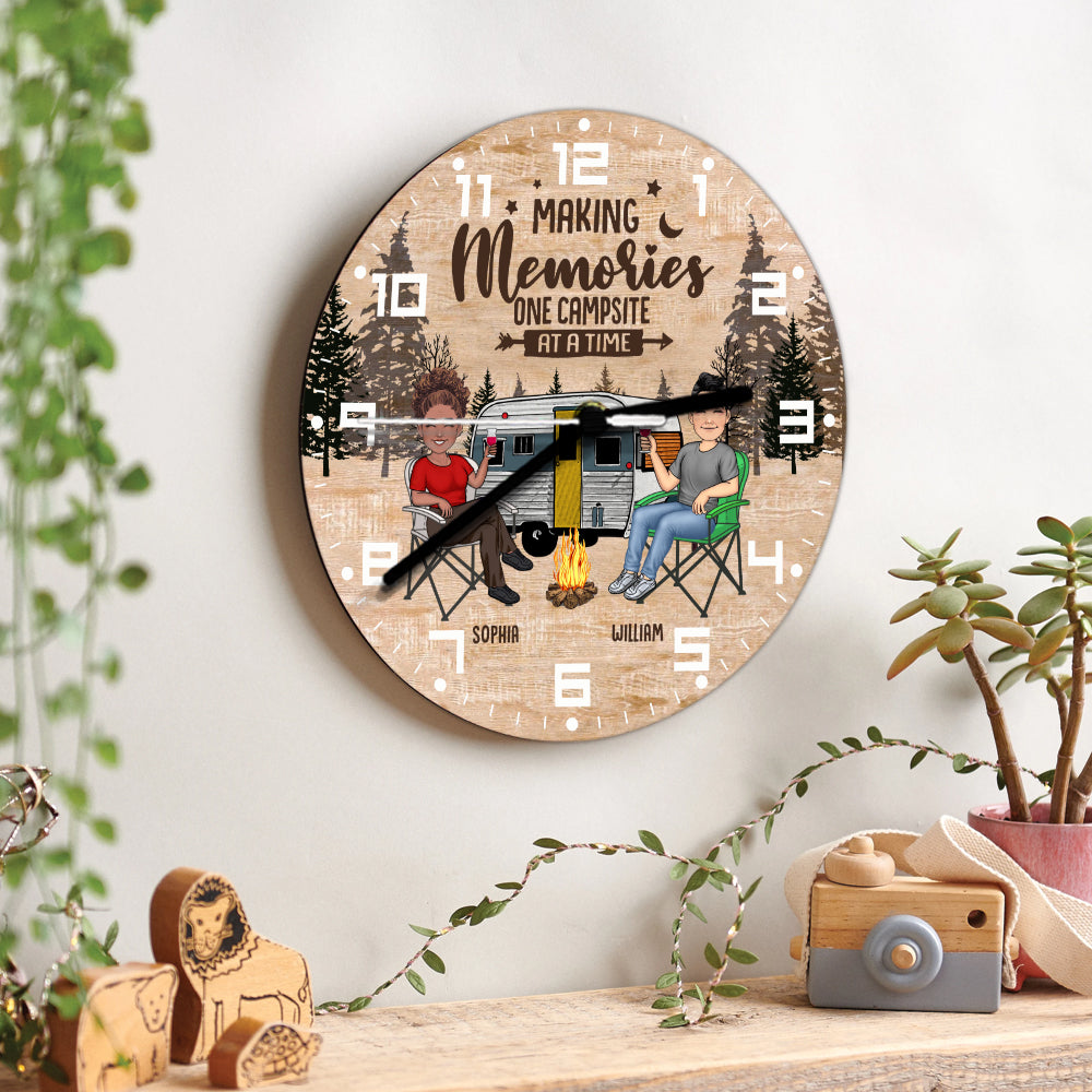 Happy Camper – Personalisierte Camping-Wanduhr