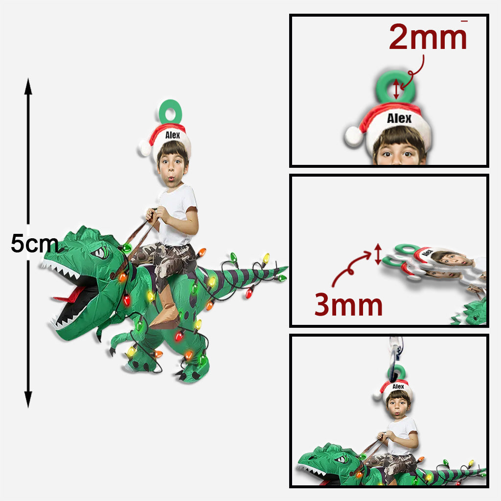 Niedliches Kind reitet auf dem Dinosaurier - Personalisierter Kinder-Schlüsselanhänger