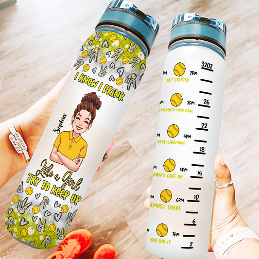 Wie ein Mädchen, das versucht, mitzuhalten – Personalisierte Softball-Wasserflasche mit Tracker
