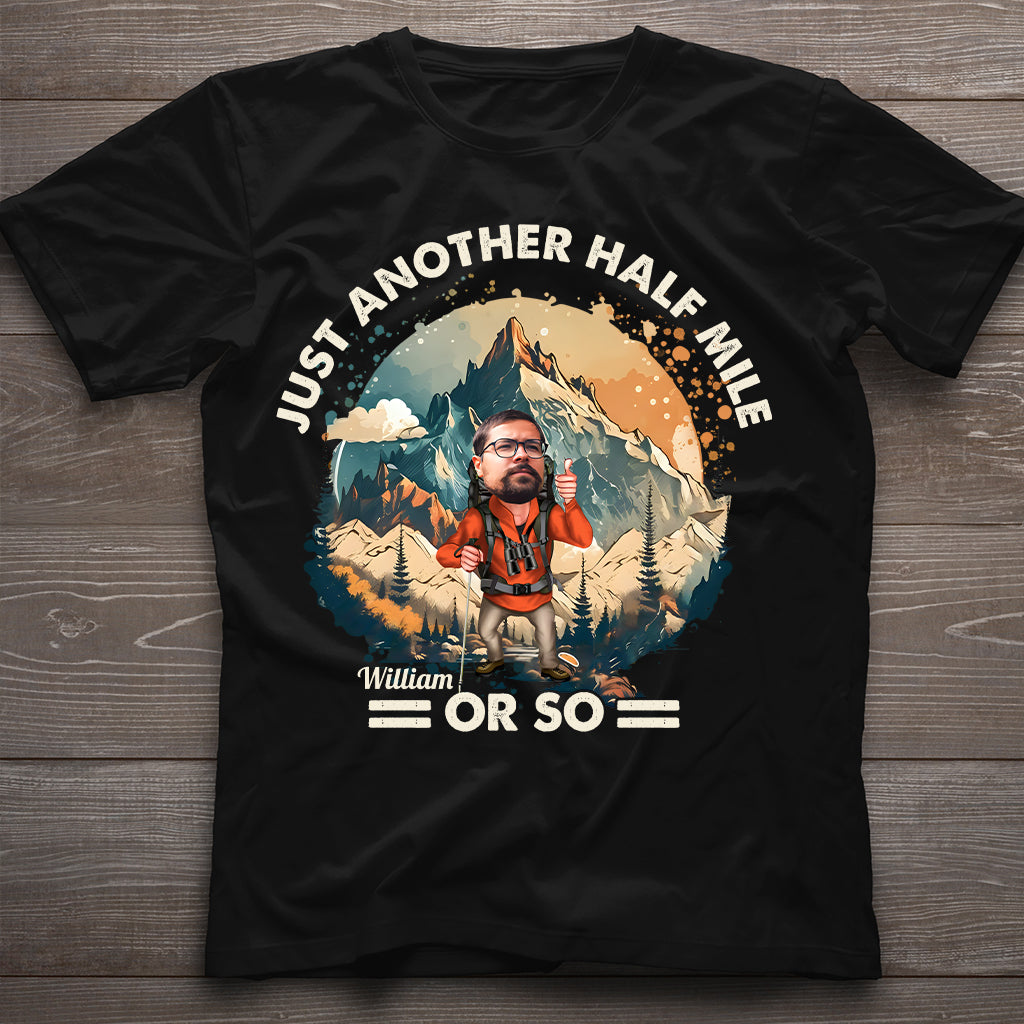 Nur noch etwa eine halbe Meile – personalisiertes Wander-T-Shirt und Hoodie