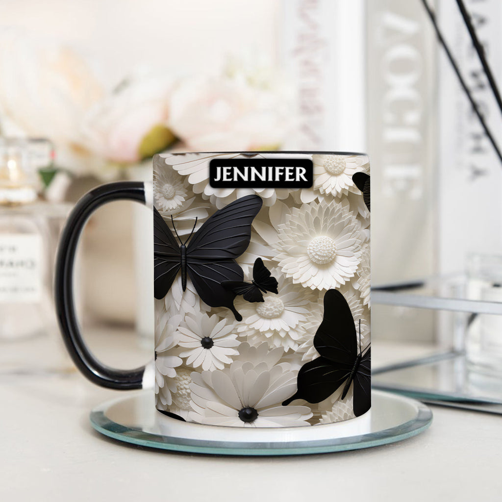 Elegante schwarz-weiße Schmetterlinge und Blumen – personalisierte Tasse mit Schmetterlingsmotiv