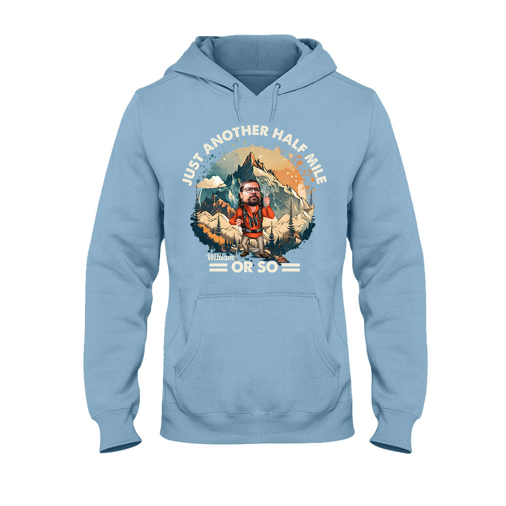 Nur noch etwa eine halbe Meile – personalisiertes Wander-T-Shirt und Hoodie