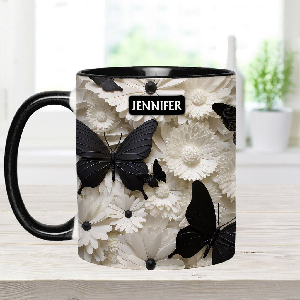 Elegante schwarz-weiße Schmetterlinge und Blumen – personalisierte Tasse mit Schmetterlingsmotiv