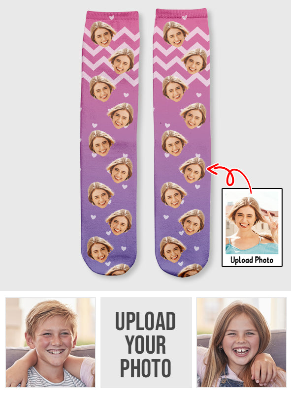 Individuelles lila Gesichtsmuster – personalisierte Geschwistersocken