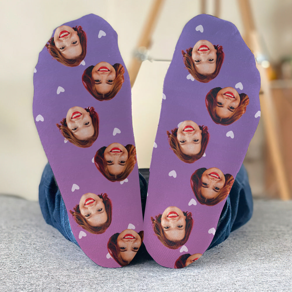 Individuelles lila Gesichtsmuster – personalisierte Socken für beste Freundinnen