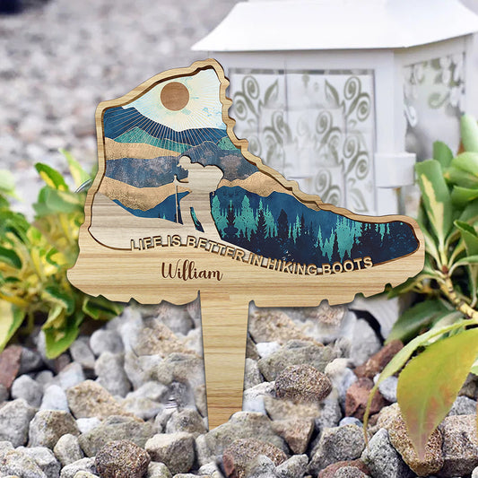 Das Leben ist schöner in Wanderschuhen – Personalisiertes Acryl-Gartenschild zum Thema Wandern