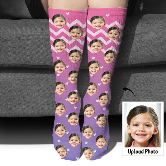 Individuelles lila Gesichtsmuster – personalisierte Kindersocken