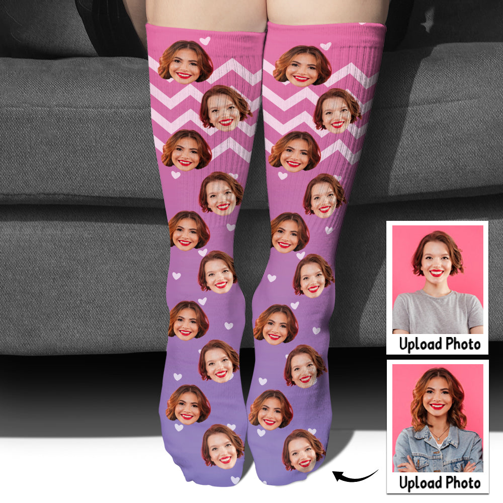 Individuelles lila Gesichtsmuster – personalisierte Socken für beste Freundinnen