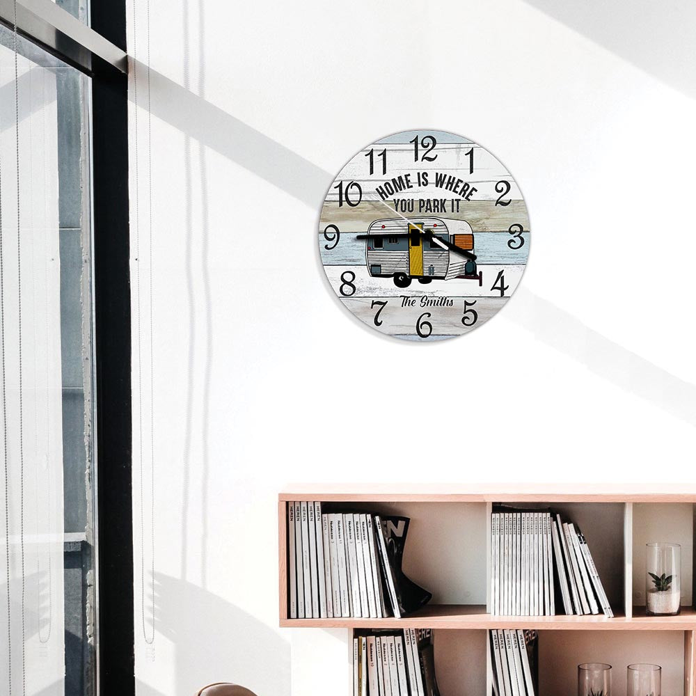 Zuhause ist, wo du parkst – Personalisierte Camping-Wanduhr