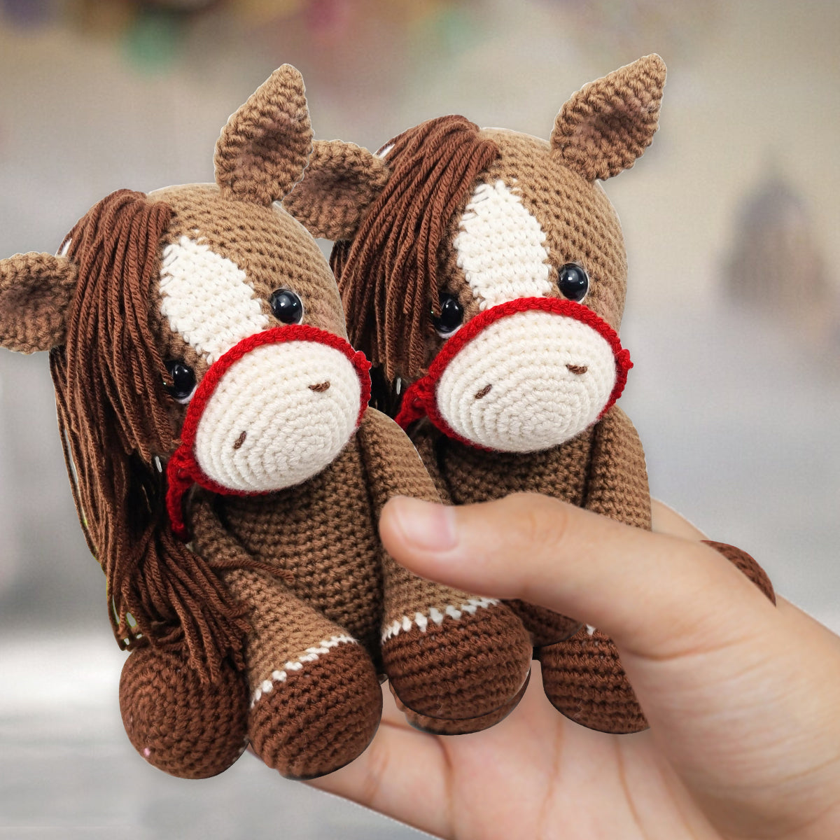 Reite mit mir – Personalisierte handgestrickte Pferdefigur