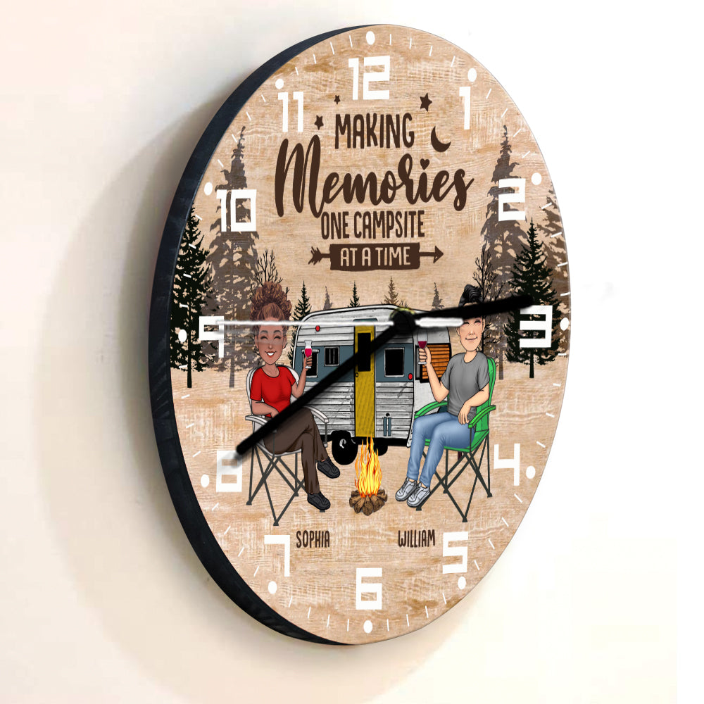 Happy Camper – Personalisierte Camping-Wanduhr
