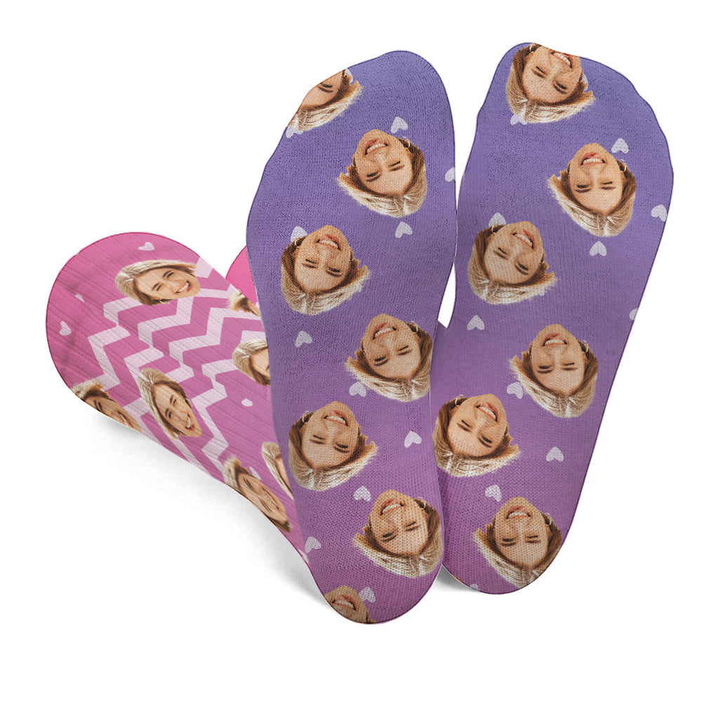 Individuelles lila Gesichtsmuster – personalisierte Geschwistersocken