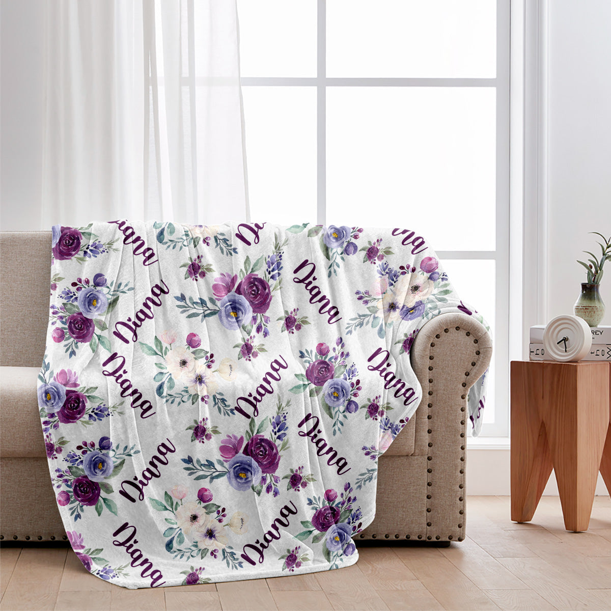 Personalisierte Decke mit lila Blumen und individuellem Namen – für die beste Freundin