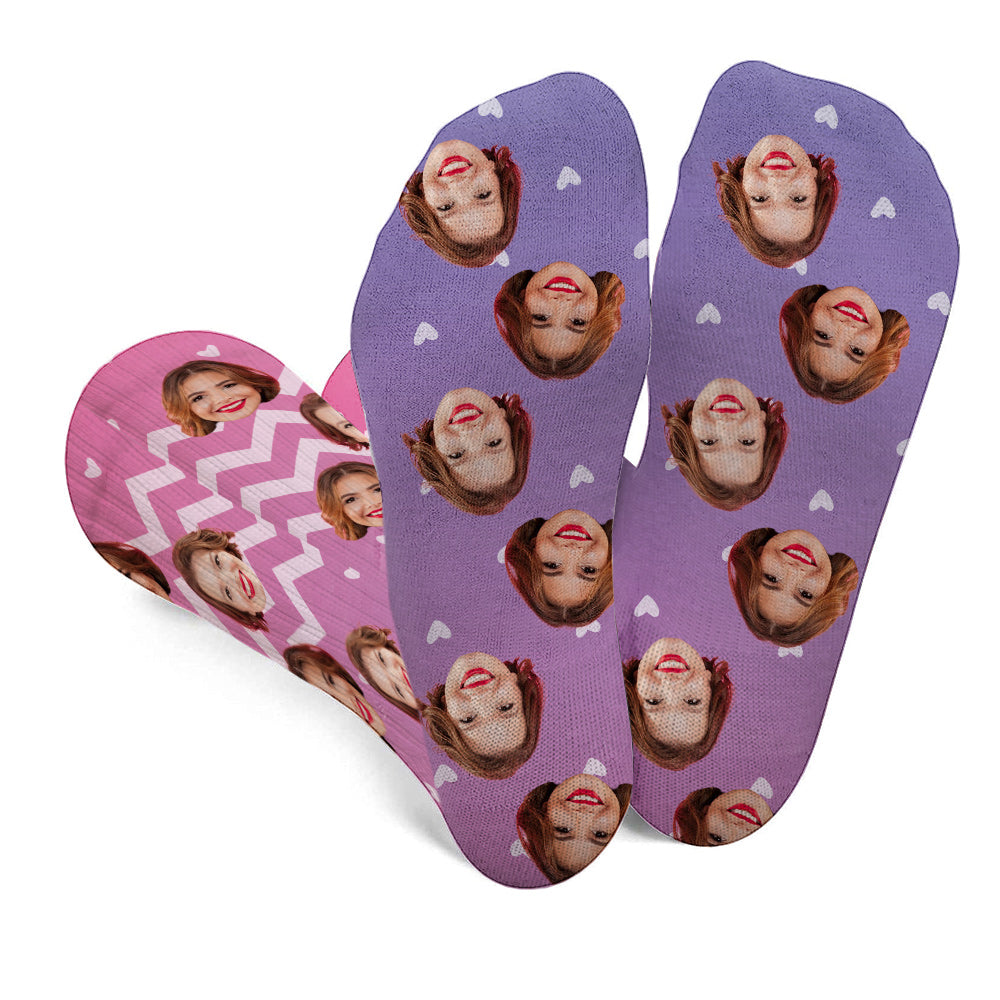 Individuelles lila Gesichtsmuster – personalisierte Socken für beste Freundinnen