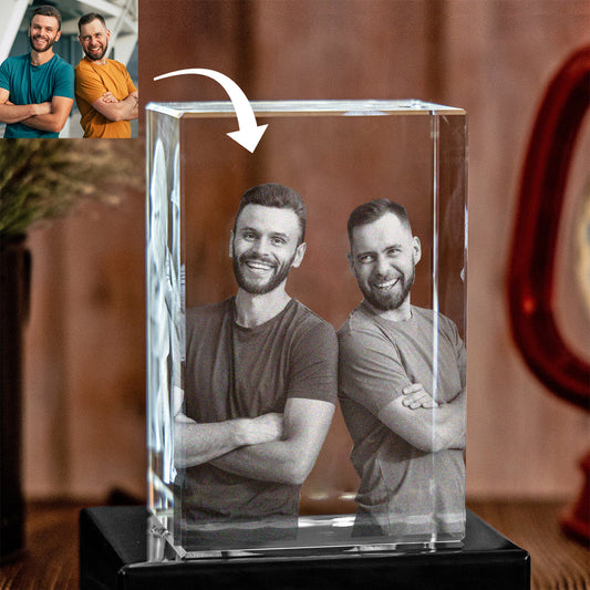 Foto nach Wunsch – Personalisierte Lasergravur für Ihren Enkel auf einer 3D-Kristalllampe in Quaderform.