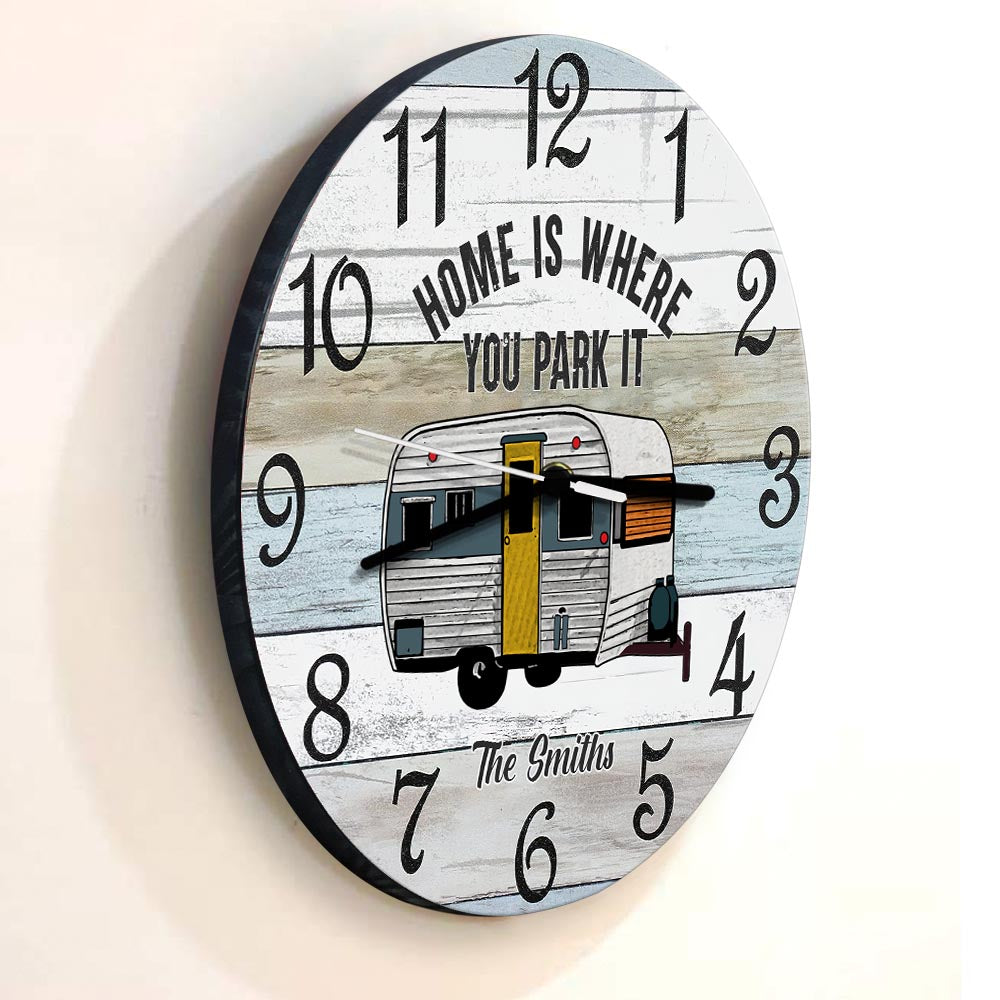 Zuhause ist, wo du parkst – Personalisierte Camping-Wanduhr
