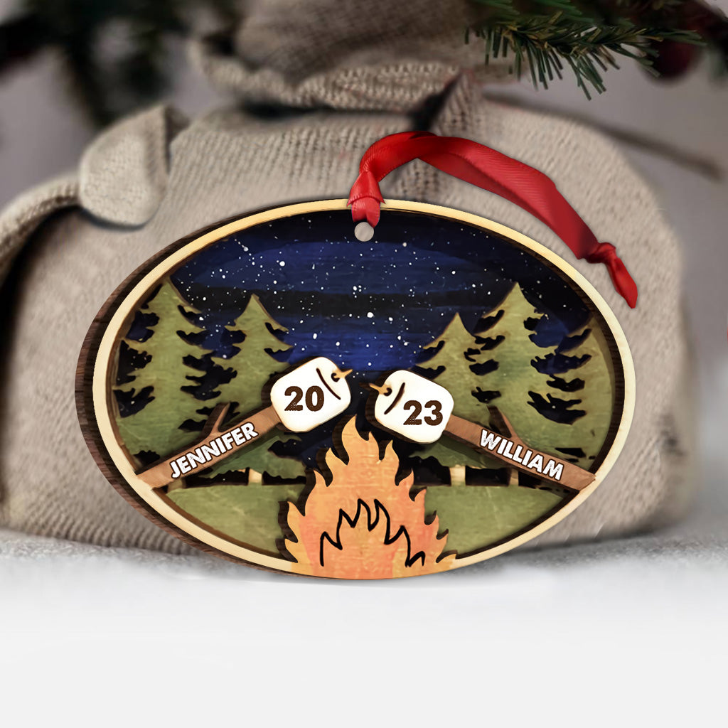 Geröstete Marshmallows beim Camping – Personalisierte Camping-Holzdekoration (2-lagig)