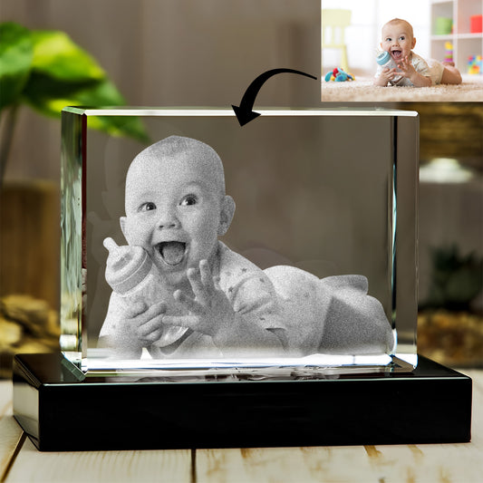 Individuelles Foto – Personalisierte Lasergravur eines Neugeborenen auf einer 3D-Kristalllampe in Quaderform