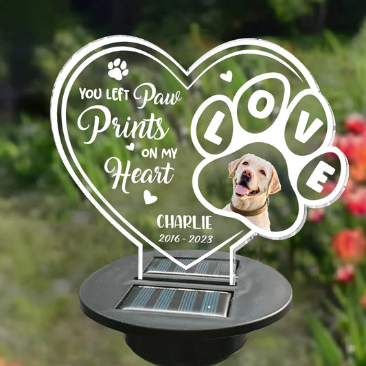 Du hast einen Pfotenabdruck in unserem Herzen hinterlassen – Personalisierte Solar-Gartenleuchte für Hunde