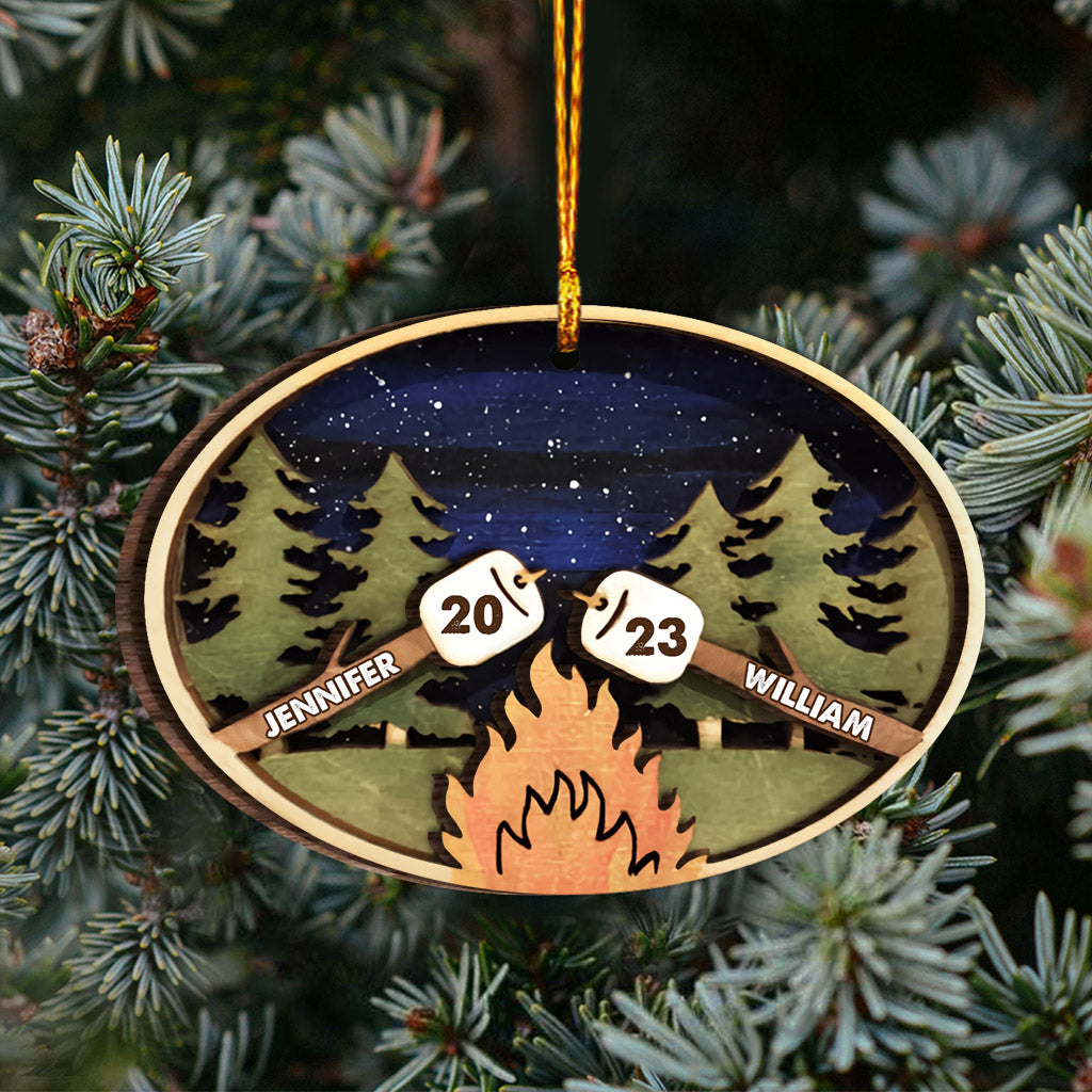 Geröstete Marshmallows beim Camping – Personalisierte Camping-Holzdekoration (2-lagig)