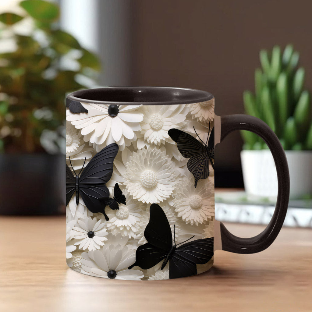 Elegante schwarz-weiße Schmetterlinge und Blumen – personalisierte Tasse mit Schmetterlingsmotiv