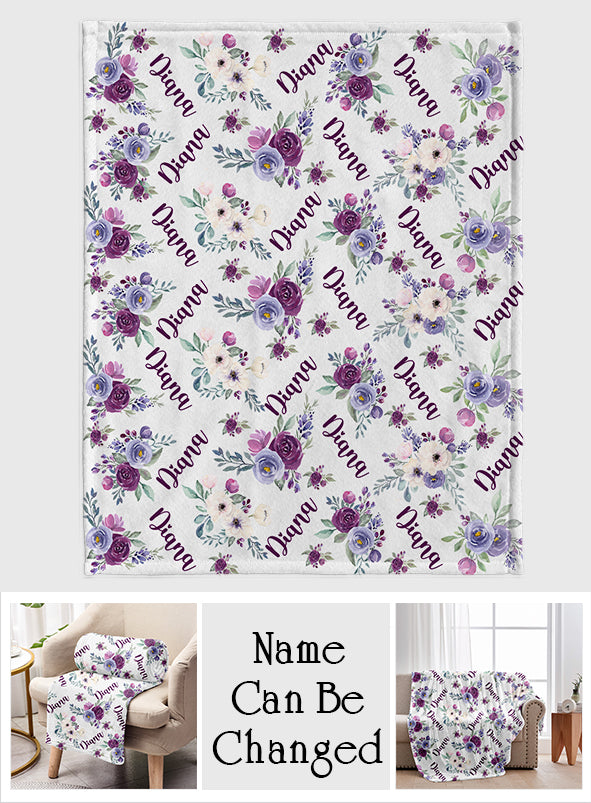 Personalisierte Decke mit lila Blumen und individuellem Namen – für die beste Freundin