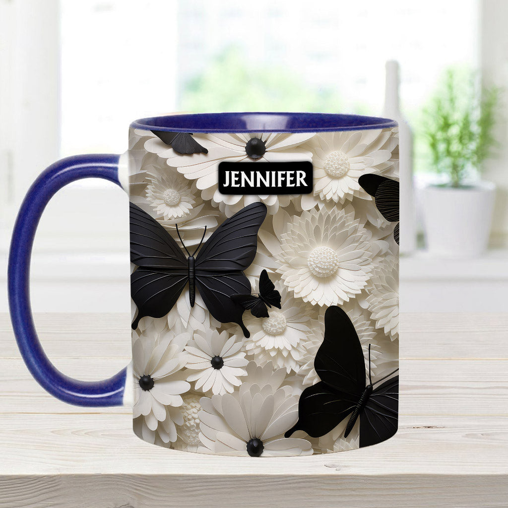 Elegante schwarz-weiße Schmetterlinge und Blumen – personalisierte Tasse mit Schmetterlingsmotiv