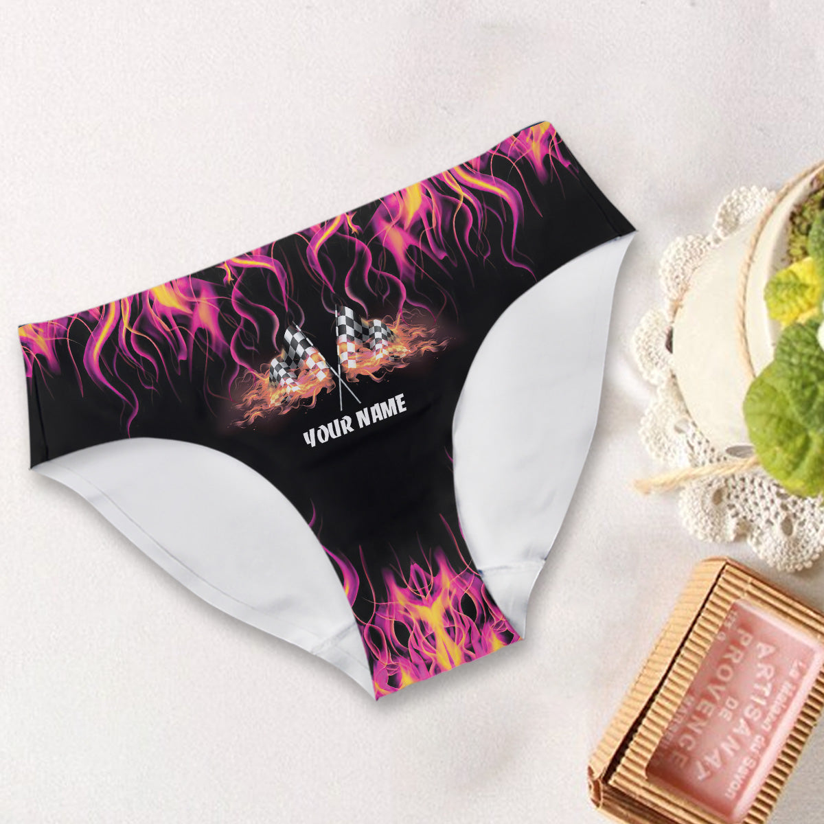 Schick wie die Rennstrecke – personalisierte Rennslips für Damen