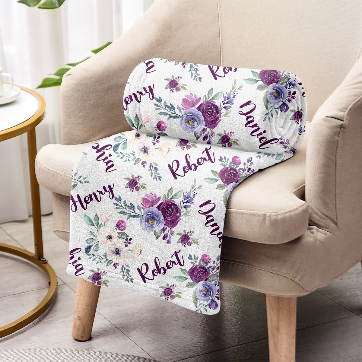 Personalisierte Familiendecke mit lila Blumen und individuellem Namen