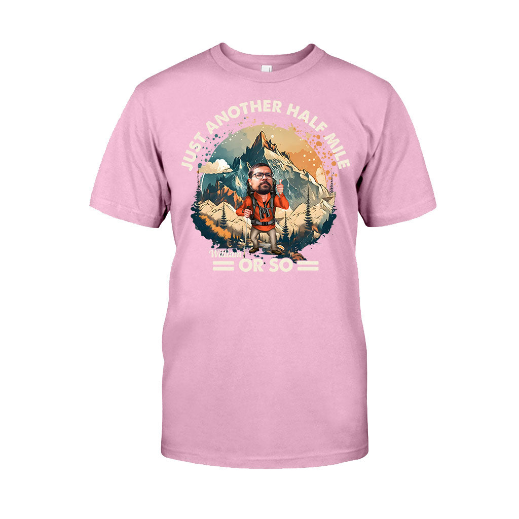 Nur noch etwa eine halbe Meile – personalisiertes Wander-T-Shirt und Hoodie